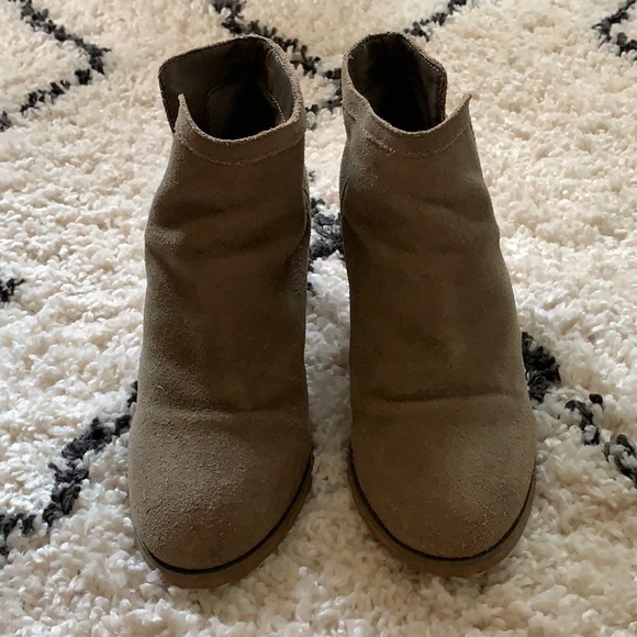 Urban Outfitters Maude Suede Ankle Boot - Picture 2 of 10